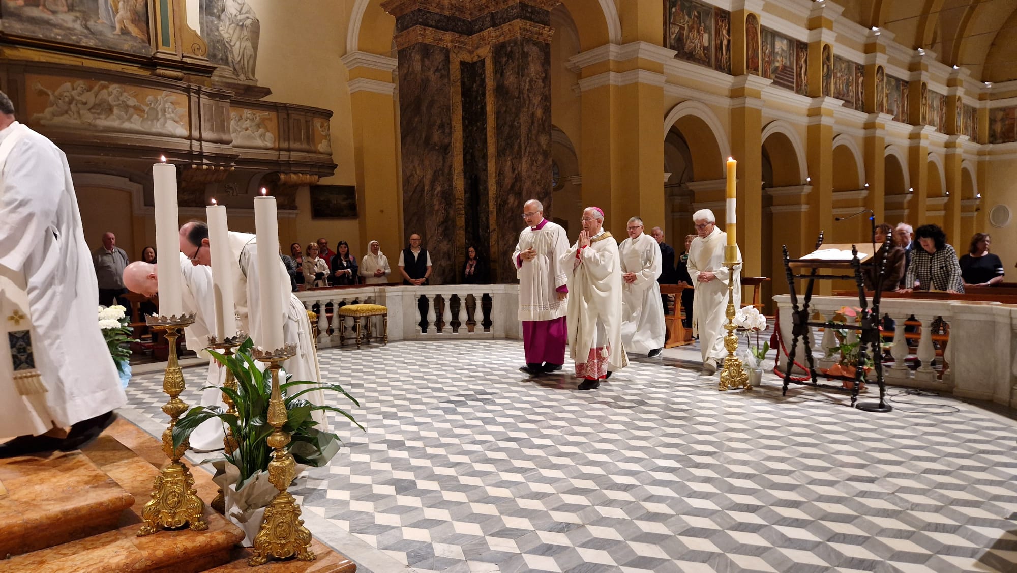 Basilica di Santa Maria del Monte, 11 maggio 2026. Il vescovo di Cesena-Sarsina, l'arcivescovo Antonio Giuseppe Caiazzo, all'inizio della celebrazione eucaristica a 40 anni dalla visita di Giovanni Paolo II a Cesena. Foto Pier Giorgio Marini