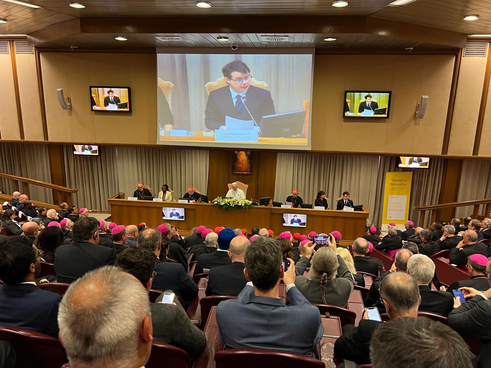 Roma, 25 maggio 2026, aula del Sinodo, la presentazione dell'enciclica di Leone XIV Magnifica umanitas, mentre interviene Christopher Olah, cofondatore di Antropic. Foto pool Aigav