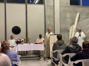 Il vescovo di Cesena-Sarsina, l'arcivescovo Antonio Giuseppe Caiazzo, ieri sera a Bulgarnò, nell'azienda della famiglia Baiardi-Golinucci, per l'inizio del mese di maggio dedicato a Maria e festa dei lavoratori.