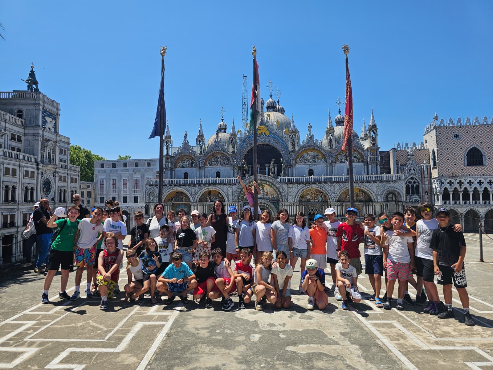Nella foto: i bambini con le loro maestre sorridenti davanti alla riproduzione di Piazza San Marco, dopo aver solcato in gondola i canali in miniatura.
