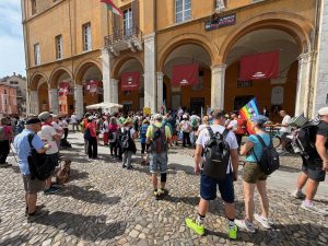 Tanta gente questa mattina in piazza del Popolo per l'ultima tappa, fino a Cesenatico, di "In cammino per la pace".
