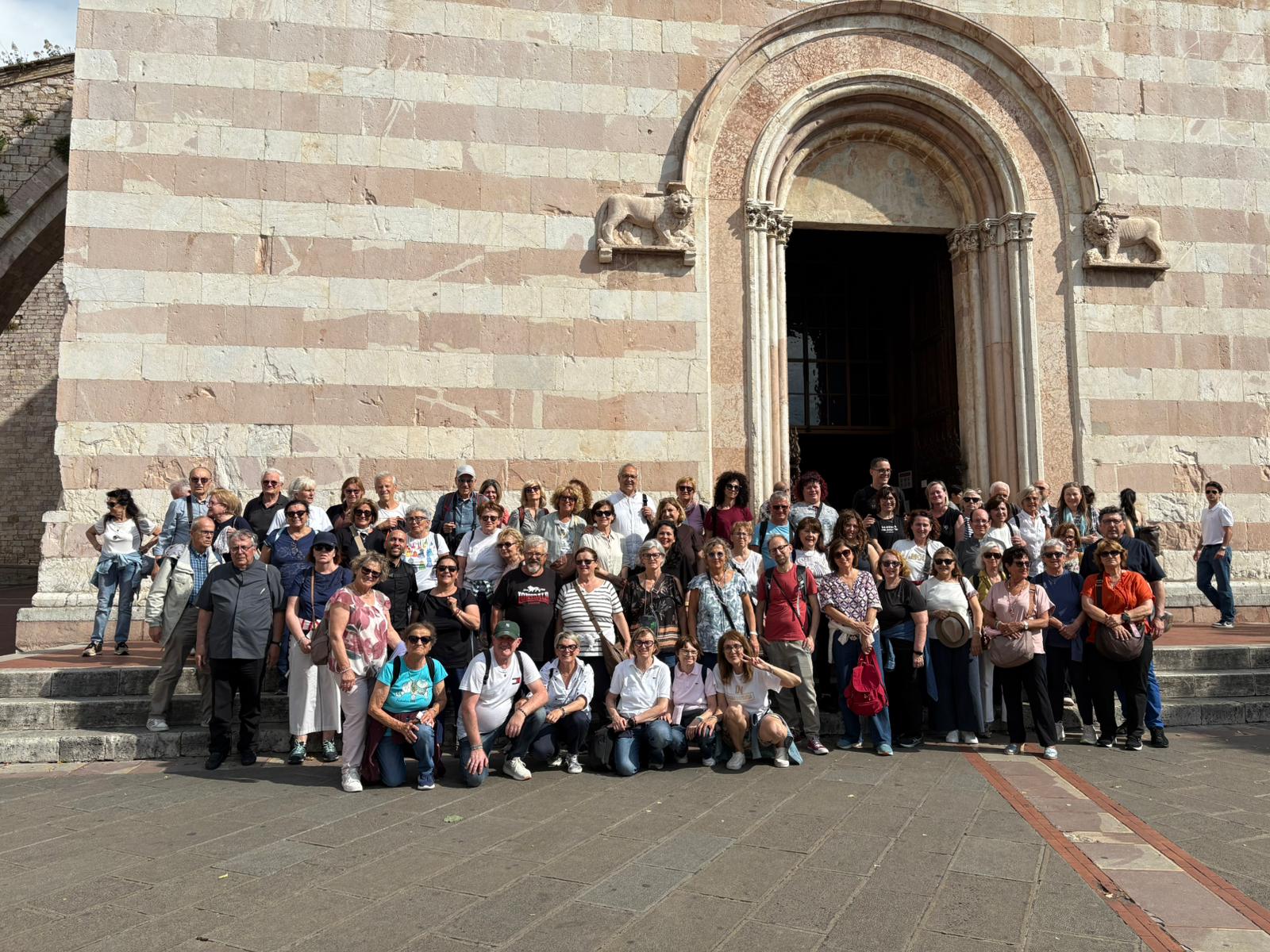 Foto di gruppo ad Assisi, il 2 giugno, per le parrocchie del centro di Cesena