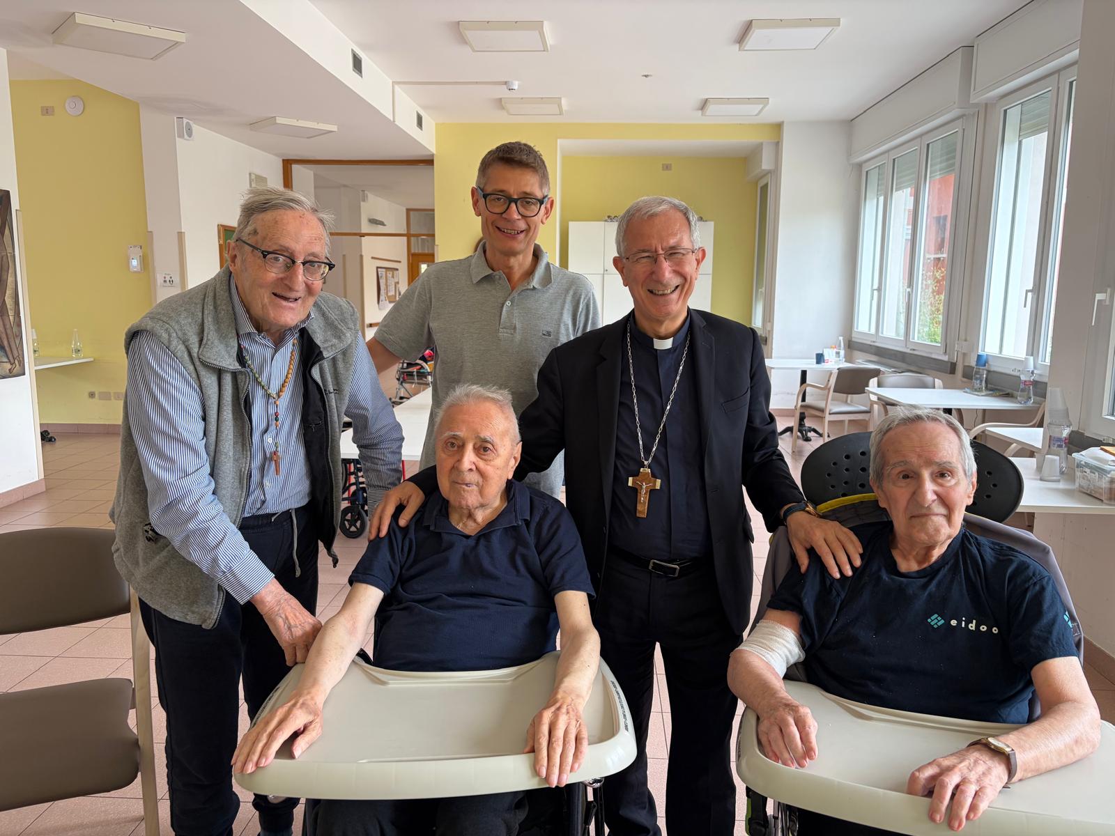 Nella foto, da sinistra: don Piero Altieri, Luca Brasini e l'arcivescovo Antonio Giuseppe Caiazzo (in piedi). Seduti, da sinistra: don Egidio Neri e il diacono Generoso Antinozzi. (Foto F.z.)