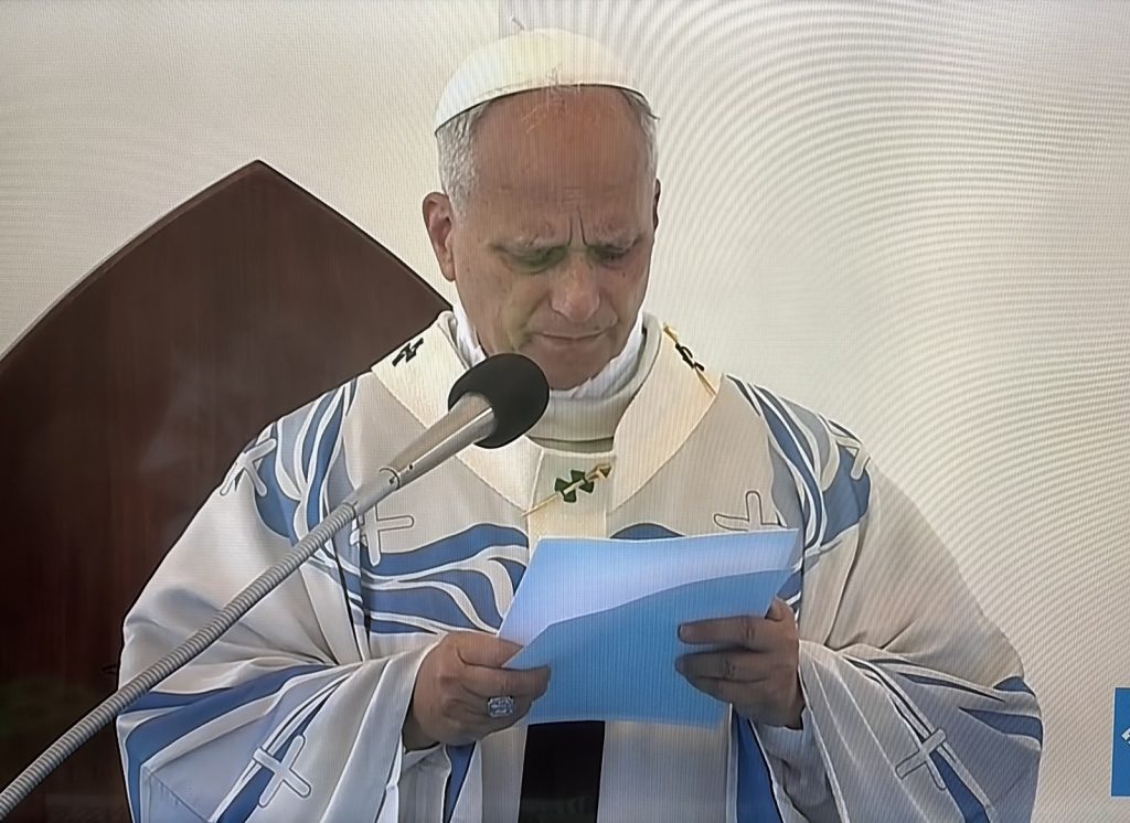 Papa Leone oggi a Lampedusa tratta dalla diretta di Tv2000. Nella foto, mentre pronuncia l'omelia
