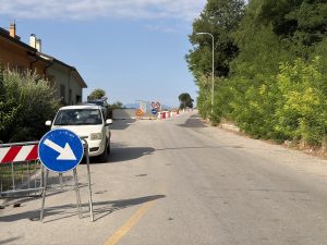 All'uscita da Roncofreddo, in direzione di Sogliano al Rubicone, si incontra ancora il cantiere aperto, con la circolazione a senso unico alternato grazie a un semaforo sul posto