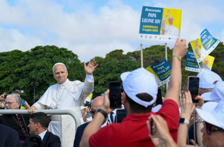 Papa Leone questa mattina a Lampedusa. Foto Vatican Media
