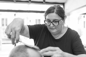 Grazia Gori al lavoro nel suo negozio di corso Comandini