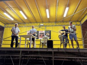 Da sinistra, sul palco di Bulgarnò: don Sauro Bagnoli e don Mirco Bianchi