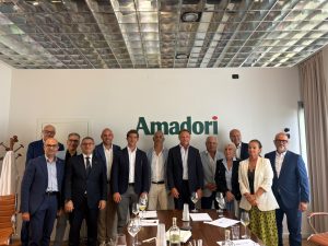 Il ministro dell'Agricoltura, Francesco Lollobirgida, in visita oggi all'Amadori. Foto con i vertici dell'azienda ed esponenti locali