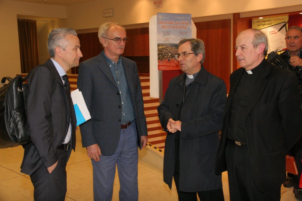 Febbraio 2013, Sandro Mazzola ai Dialoghi per la città. Da sinistra, nella foto: Francesco Zanotti, Sandro Mazzola, il vescovo Douglas Regattieri e don Walter Amaducci