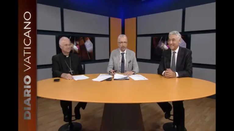 Un frame della prima puntata di "Diario Vaticano". In studio Francesco Zanotti con gli ospiti, monsignor Claudio Giuliodori e Stefano Maria Paci