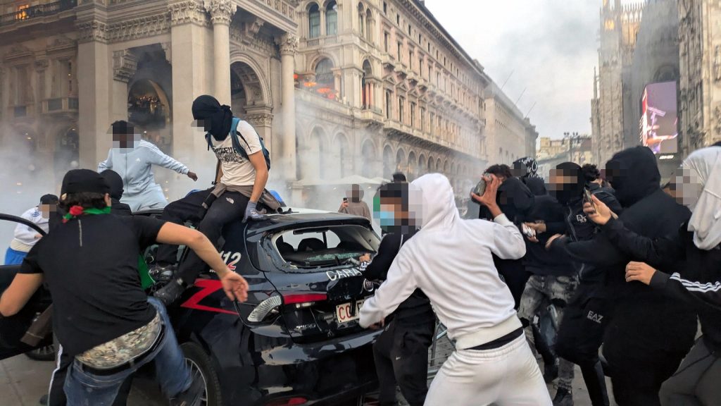 Milano, 17 ottobre 2026: scontri durante la manifestazione ‘Italia In Piazza’. La protesta per il carovita diventa guerriglia. Foto Ansa/SIR